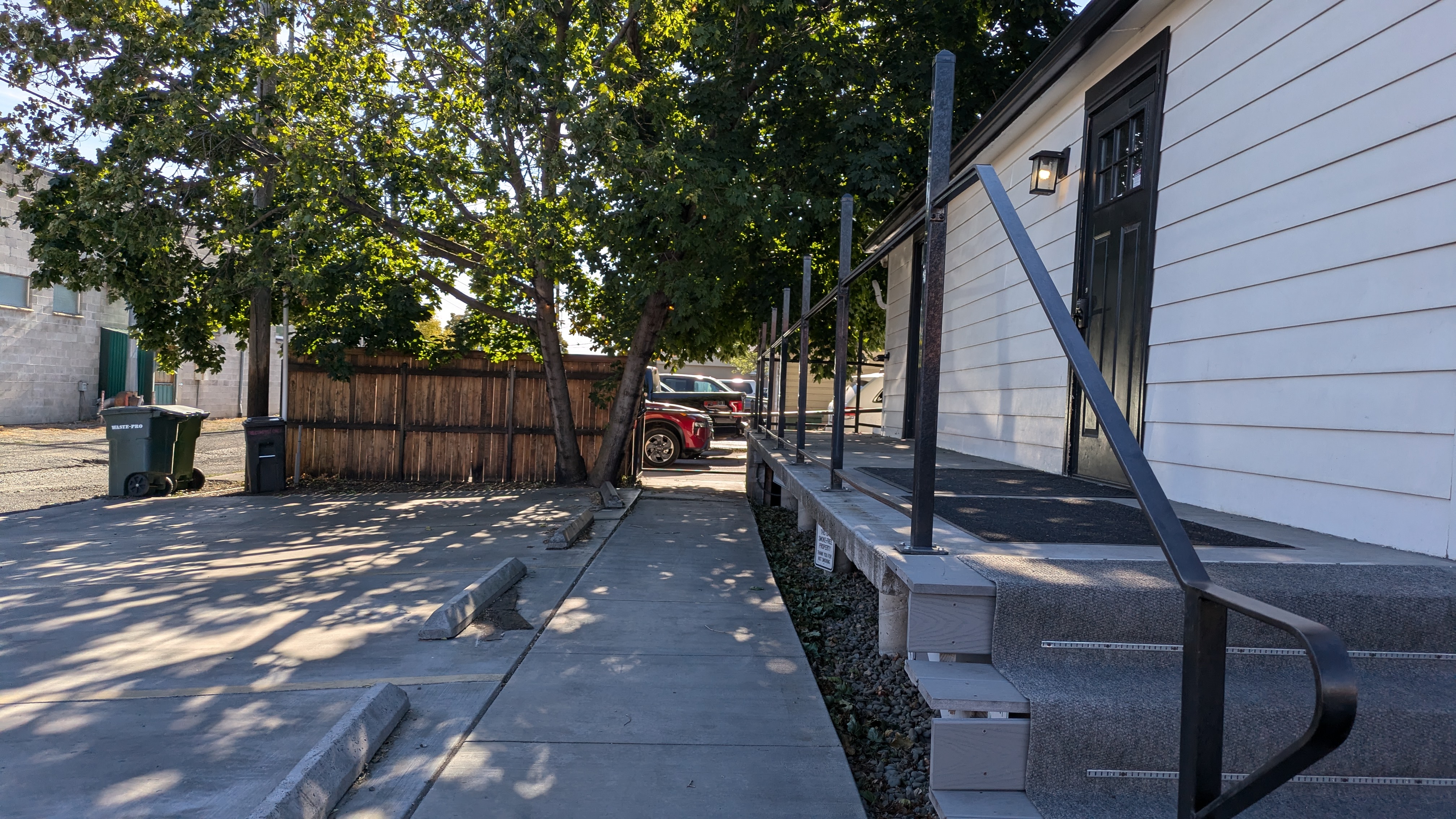 Path to ramp from parking in back.