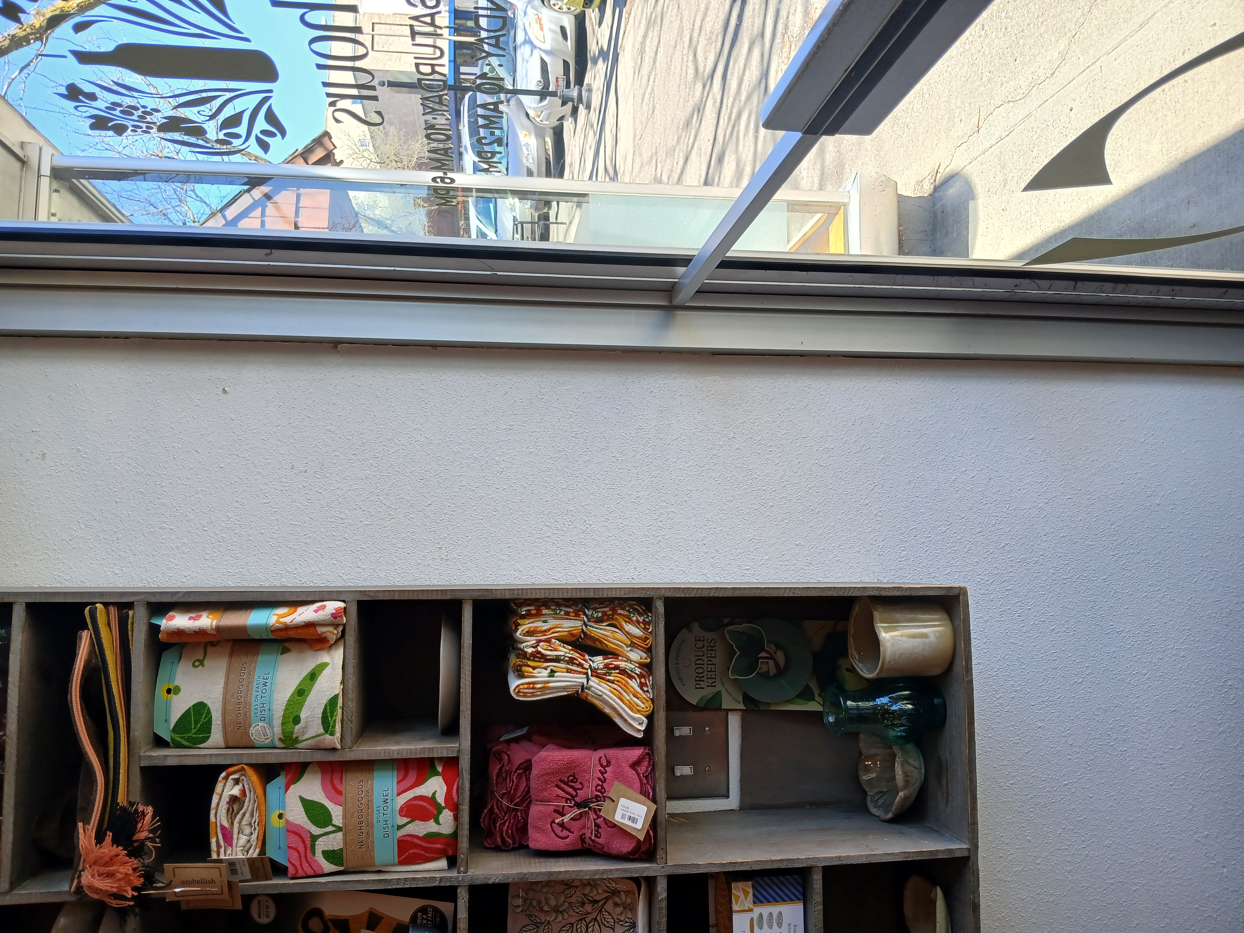 closer look at entry way shelf
